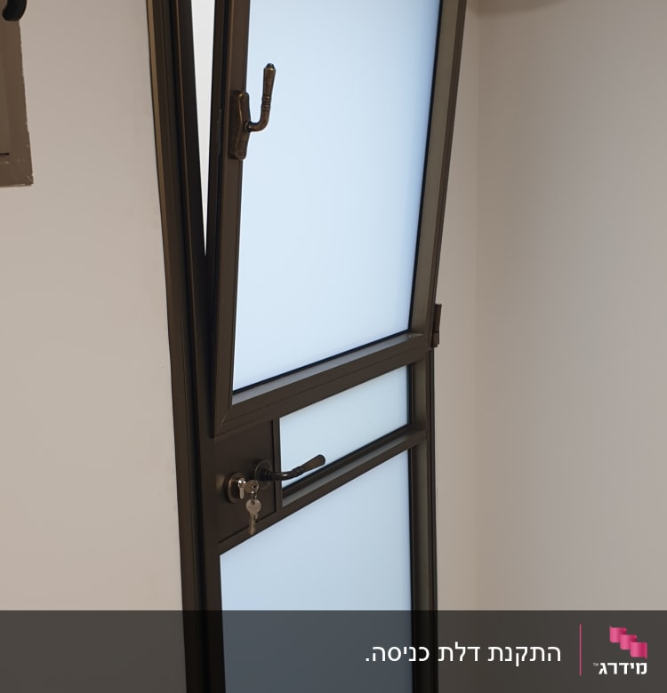 דלת אלומיניום עם זכוכית חלבית ומנעול